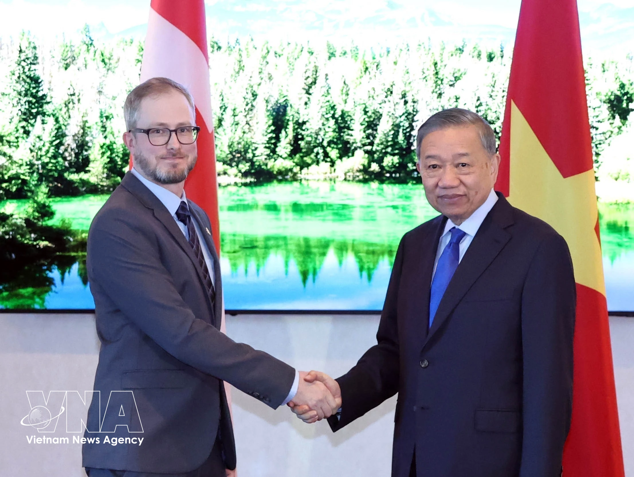 El secretario general del Partido Comunista de Vietnam y presidente de la República, To Lam, (derecha) recibe al secretario general del Partido Comunista de Canadá, Drew Garvie. (Foto: VNA)
