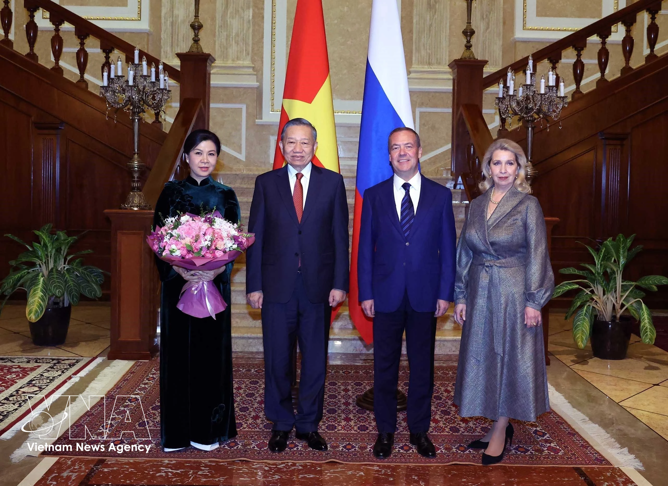 El secretario general del Partido Comunista y presidente de Vietnam, To Lam, y su esposa, junto al presidente de Rusia Unida y vicepresidente del Consejo de Seguridad de la Federación de Rusia, Dmitry Medvedev, y su esposa. (Foto: VNA)