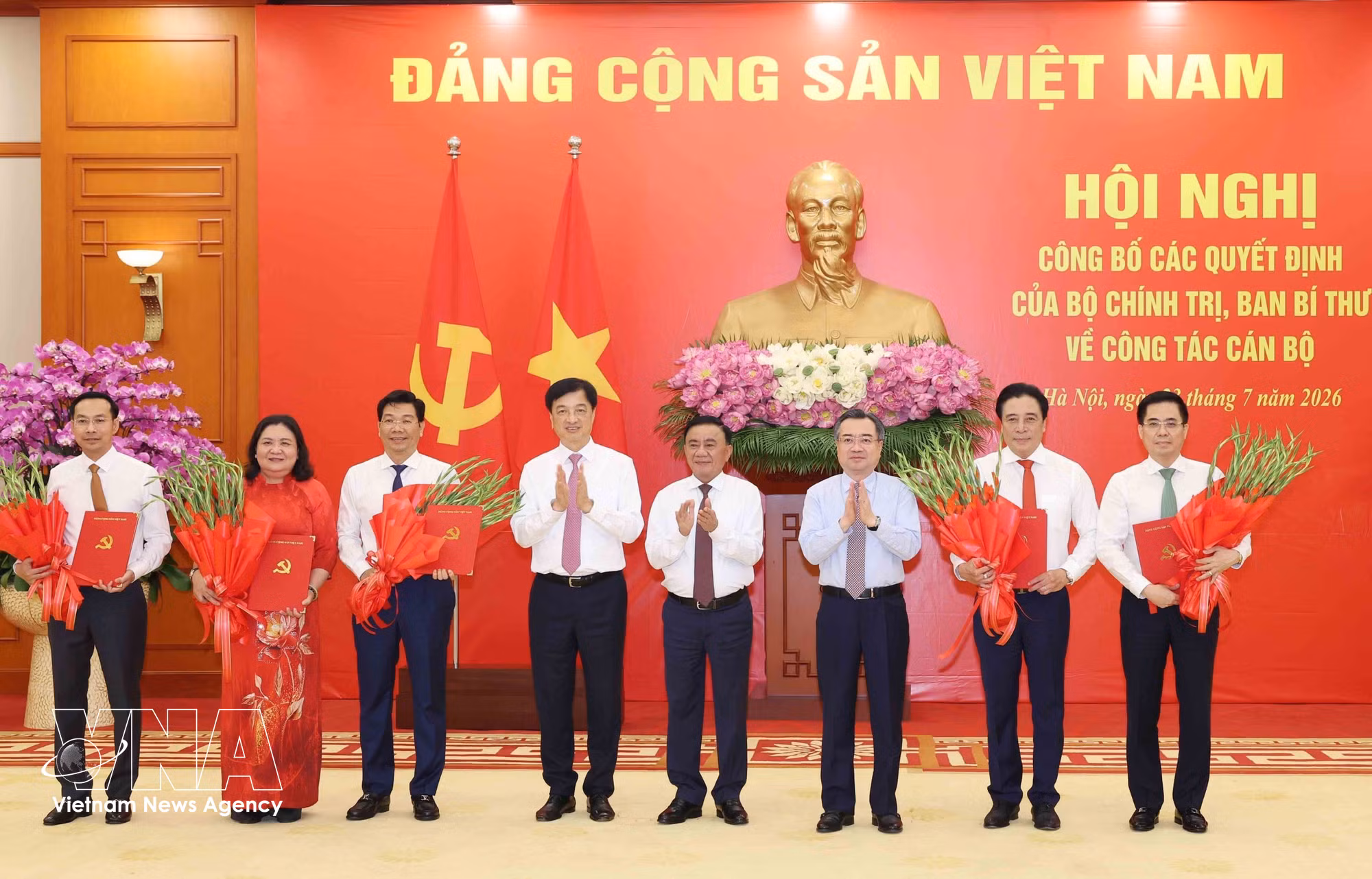 vnanet-potal-hoi-nghi-cong-bo-cac-quyet-dinh-cua-bo-chinh-tri-ban-bi-thu-ve-cong-tac-can-bo-8906628.jpg