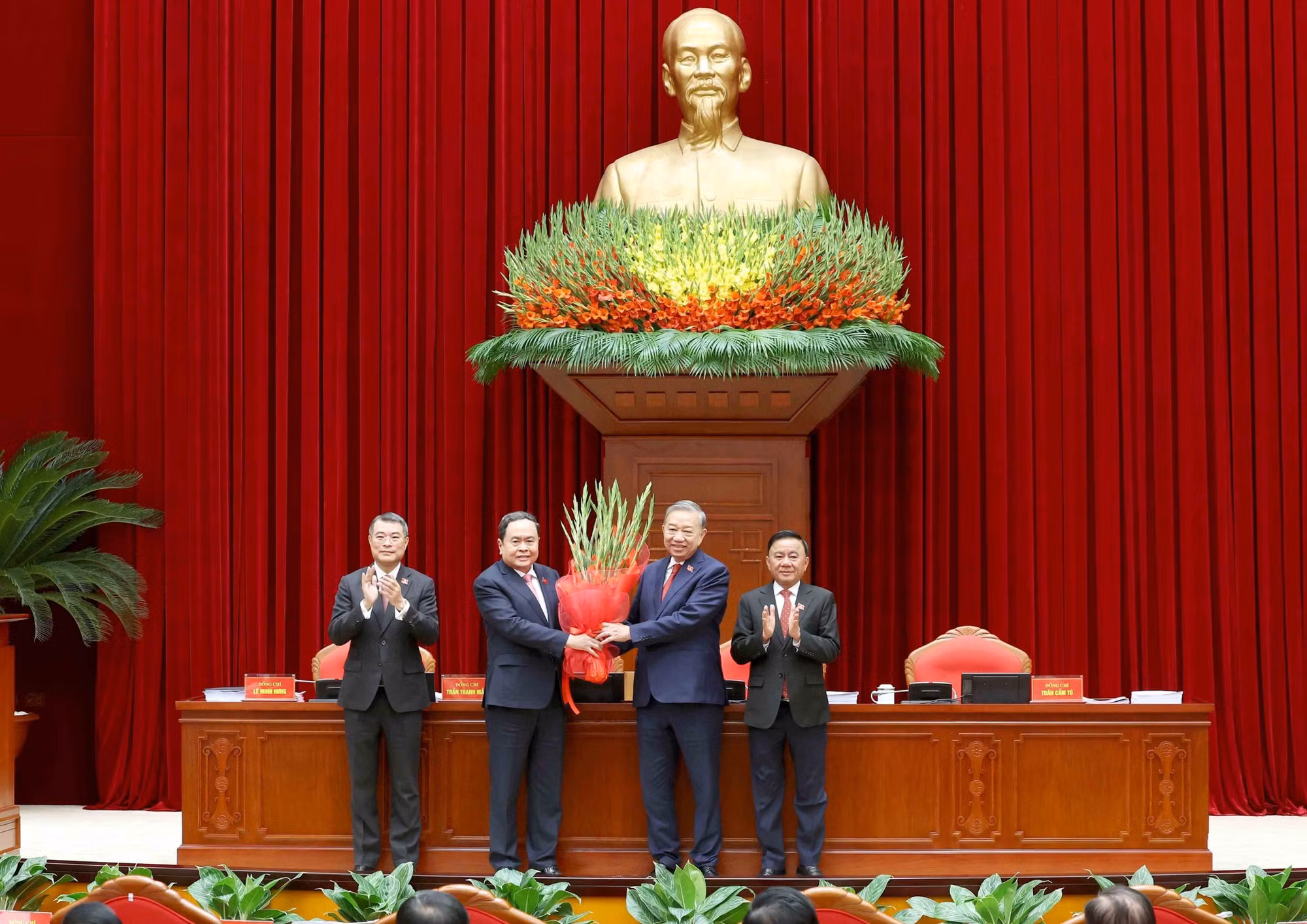vna-potal-ban-chap-hanh-trung-uong-dang-khoa-xiv-tien-hanh-hoi-nghi-lan-thu-nhat-8547614.jpg