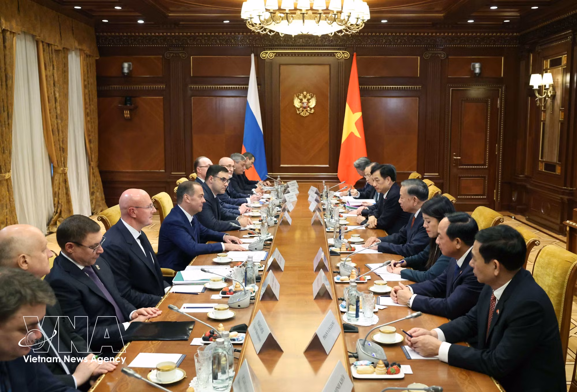 vnanet_potal-tong-bi-thu-chu-tich-nuoc-to-lam-hoi-kien-chu-tich-dang-nuoc-nga-thong-nhat-pho-chu-tich-hoi-dong-an-ninh-lien-bang-nga-dmitry-medvedev-9011872.jpg