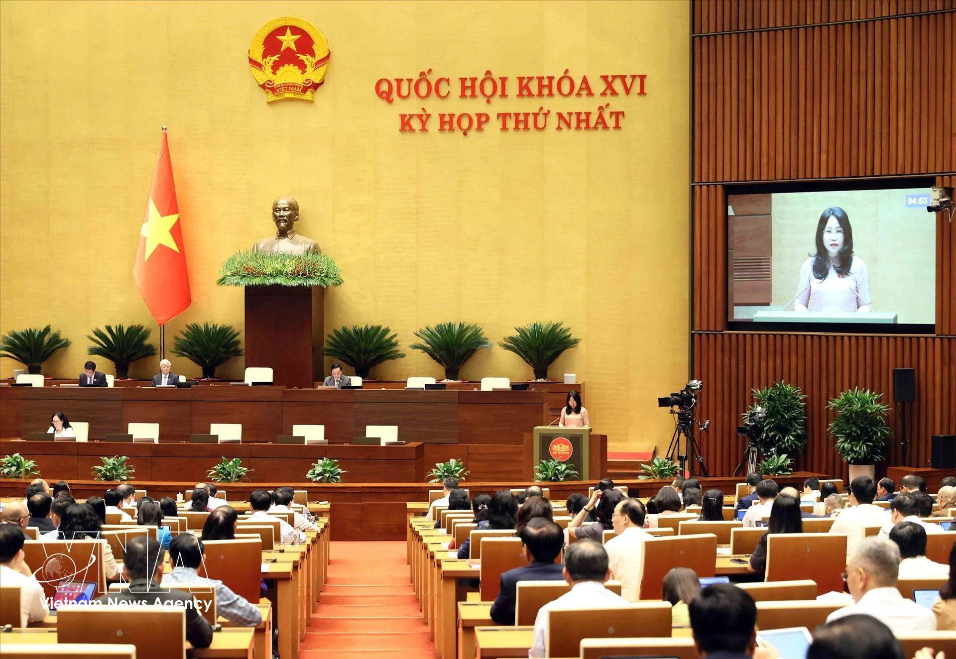 La ministra de Cultura, Deportes y Turismo, Lam Thi Phuong Thanh, interviene en la sesión. (Fuente: VNA)