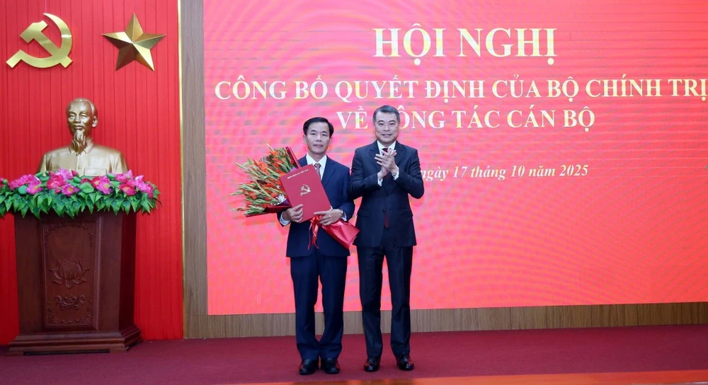 El miembro del Buró Político, secretario del Comité Central del PCV y jefe de su Comisión de Organización, Le Minh Hung (derecha), entrega la decisión a Nguyen Van Phuong (Foto: VNA)