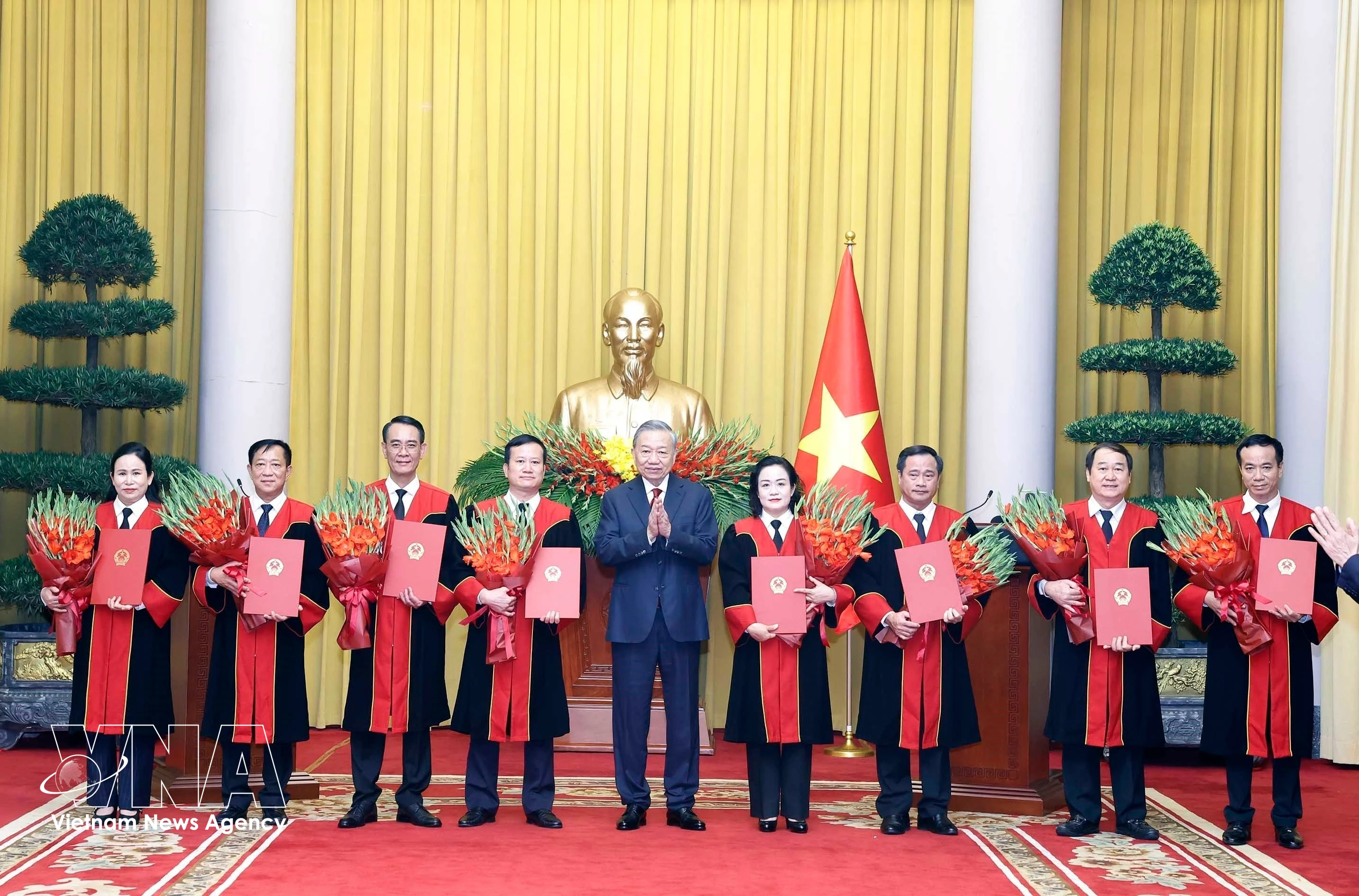 El secretario general del Partido Comunista de Vietnam y presidente de la República, To Lam, entrega las decisiones de nombramiento a los jueces del Tribunal Popular Supremo. (Foto: VNA)