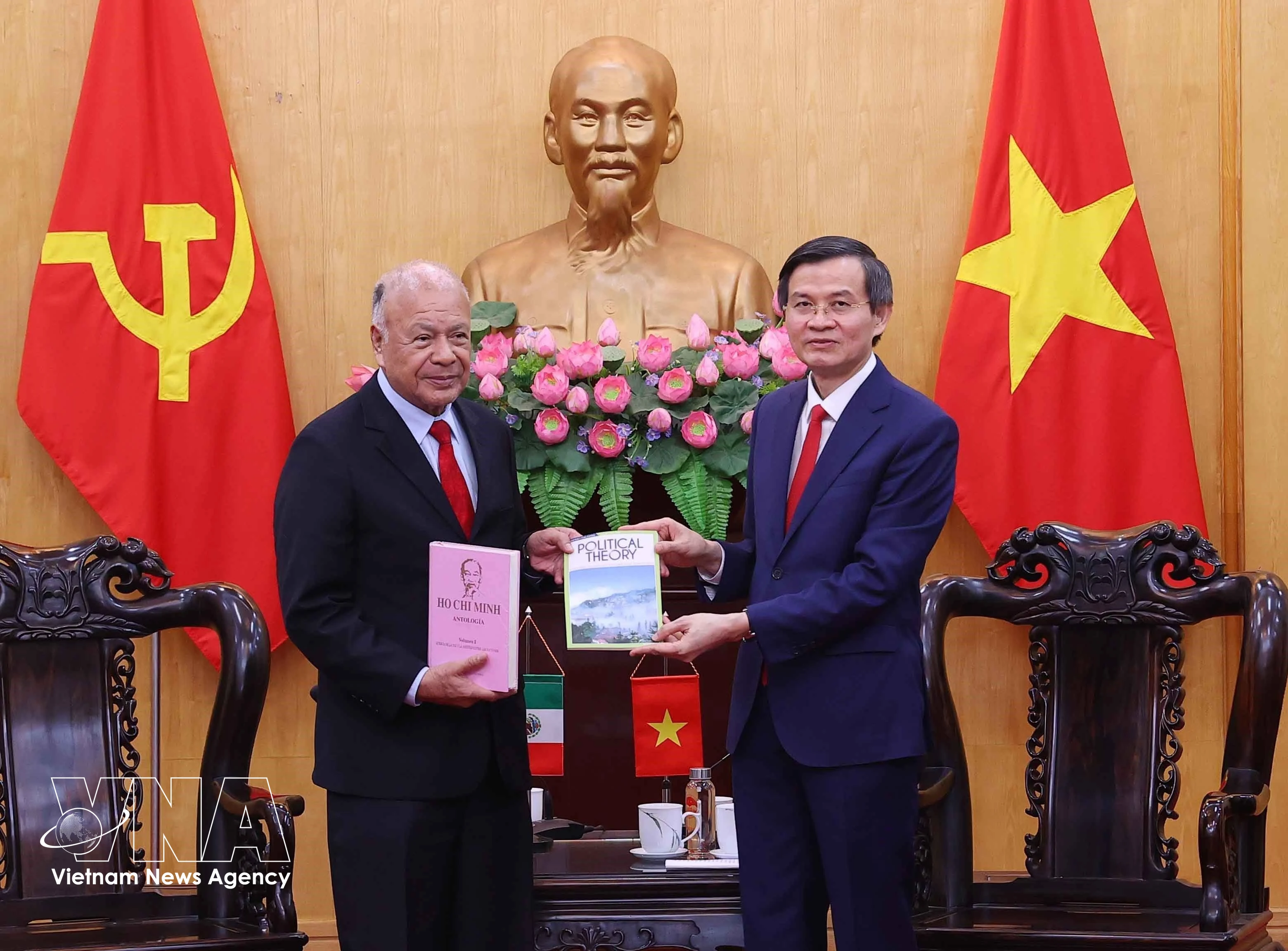 Doan Minh Huan, director de la Academia Nacional de Política Ho Chi Minh, entrega libros a Alberto Anaya Gutiérrez, coordinador nacional del Partido del Trabajo de México. Foto: VNA