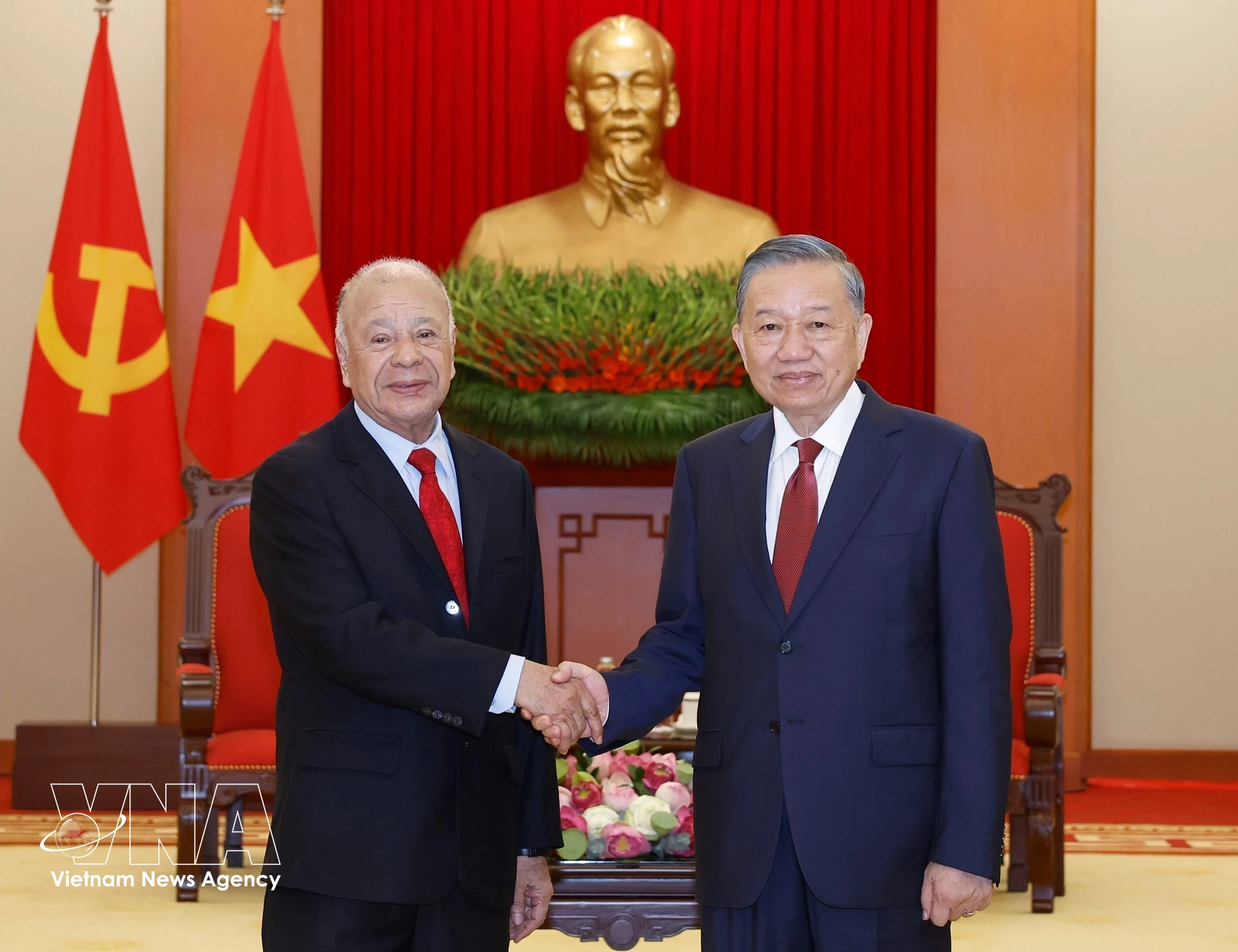 El secretario general del Partido Comunista de Vietnam (PCV) y presidente del país, To Lam, recibe al coordinador nacional del Partido del Trabajo (PT) de México, Alberto Anaya Gutiérrez (Fuente: VNA)