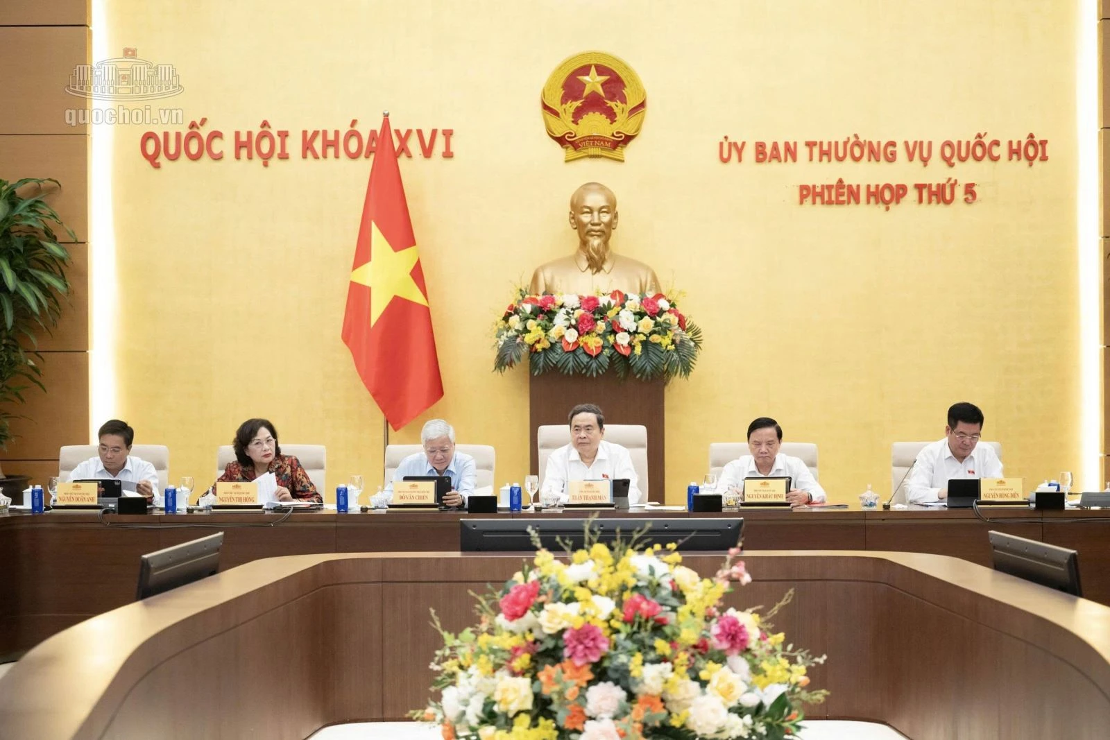 El presidente de la Asamblea Nacional, Tran Thanh Man, y otros subtitulares del Parlamento durante la sesión. Foto: quochoi.vn