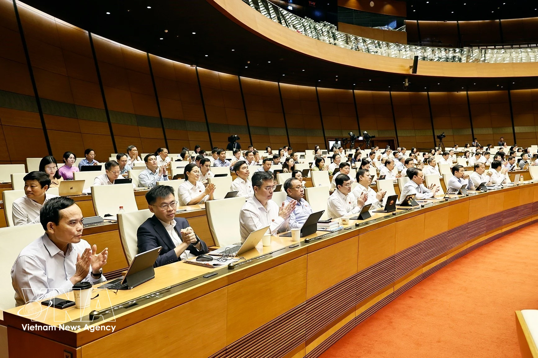 Los diputados votan para aprobar leyes y resoluciones. Foto: VNA