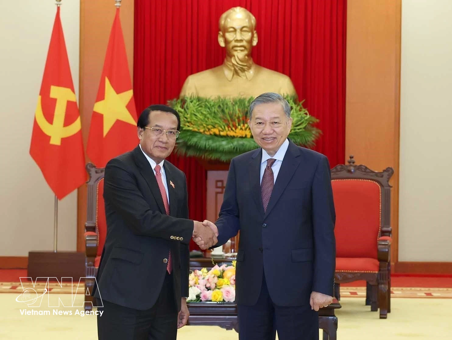 El secretario general del Partido Comunista de Vietnam (PCV) y presidente del país, Ta Lam, recibe a Vanhxay Phongsavanh, miembro del Buró Político y secretario del Comité Central del Partido Popular Revolucionario de Laos (Fuente: VNA)