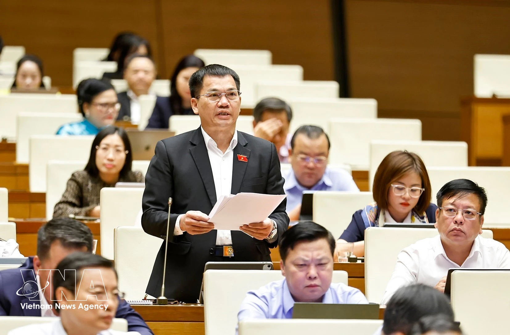 El diputado Duong Khac Mai habla en la sesión (Fuente: VNA)