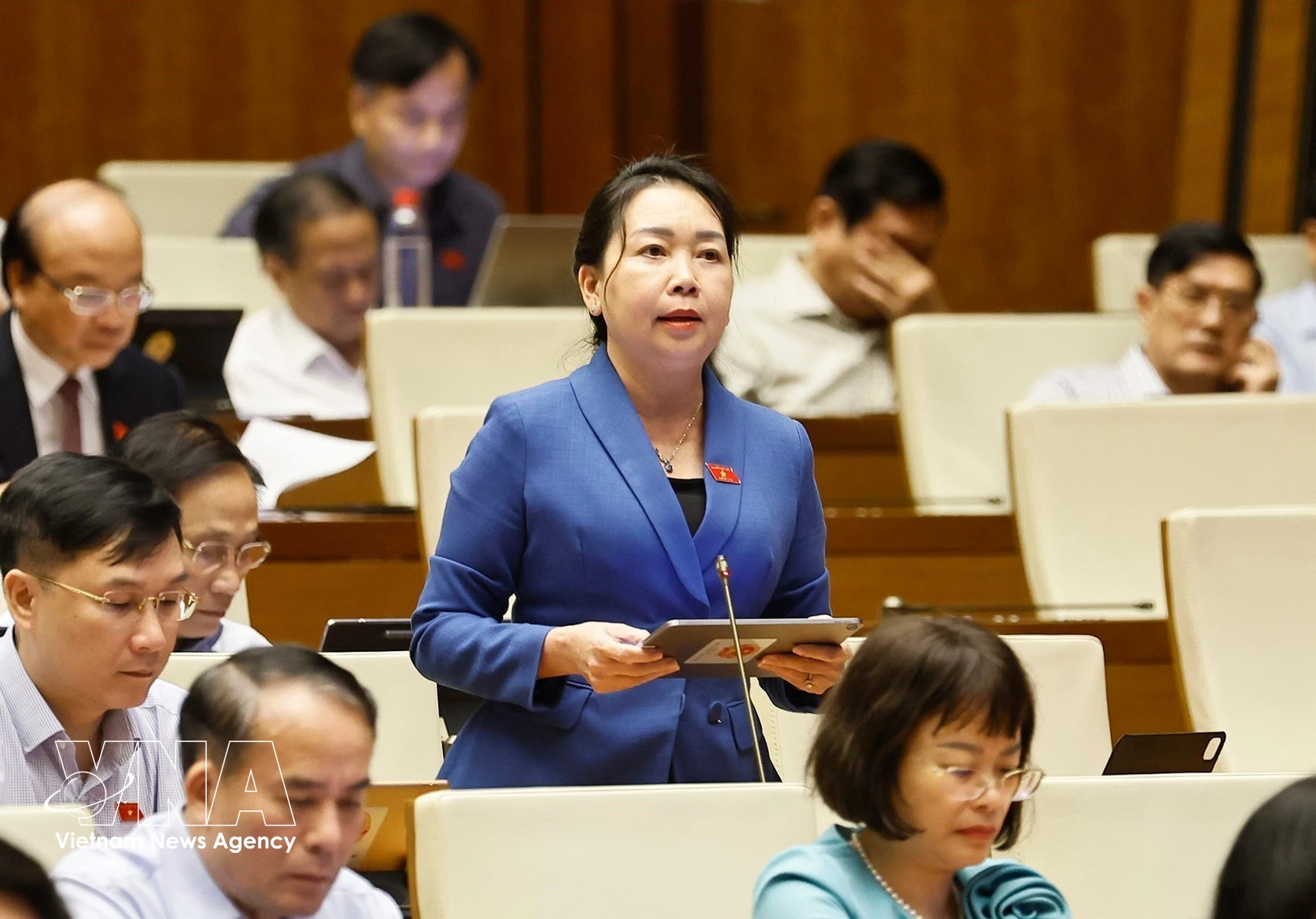 La diputada Ly Tiet Hanh de la provincia de Gia Lai, pronuncia un discurso en una sesión del Parlamento. Foto: VNA
