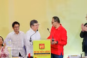 Benjamín Robles Montoya, integrante de la dirección nacional y Comisionado Político Nacional del Partido del Trabajo (PT) en el estado de Oaxaca, felicita al embajador de Vietnam en México, Nguyen Van Hai, por su discurso. (Foto: VNA)