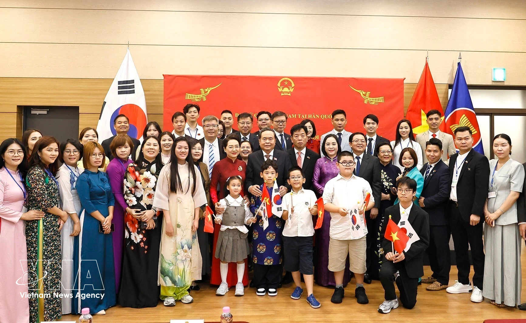 l presidente de la Asamblea Nacional, Tran Thanh Man, con representantes de la comunidad vietnamita en Corea del Sur. (Foto: VNA)