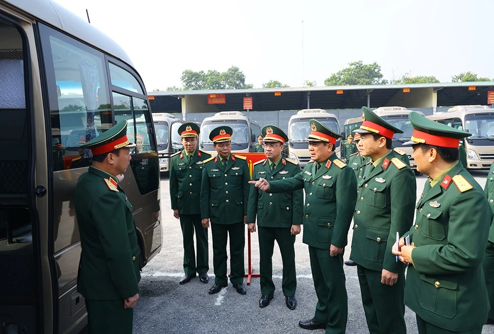 El coronel general Le Huy Vinh, miembro del Comité Central del Partido y viceministro de Defensa, inspecciona las tareas en la Brigada 971, adscrita al Departamento de Vehículos y Transporte de la Dirección General de Logística y Técnica. (Fuente: VNA)