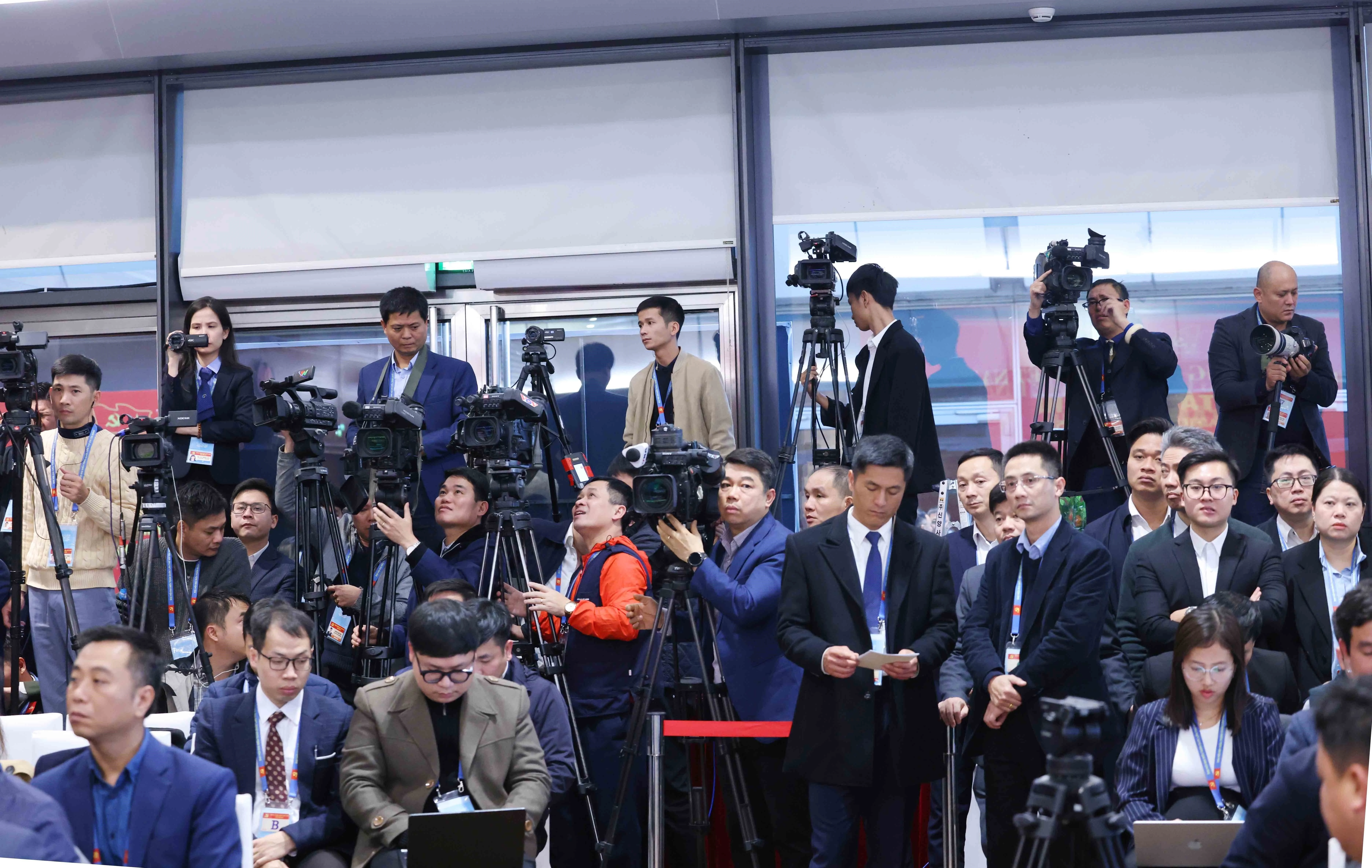 Reporteros internacionales felicitan al Partido por el éxito de su XIV Congreso Nacional. (Fuente: VNA)