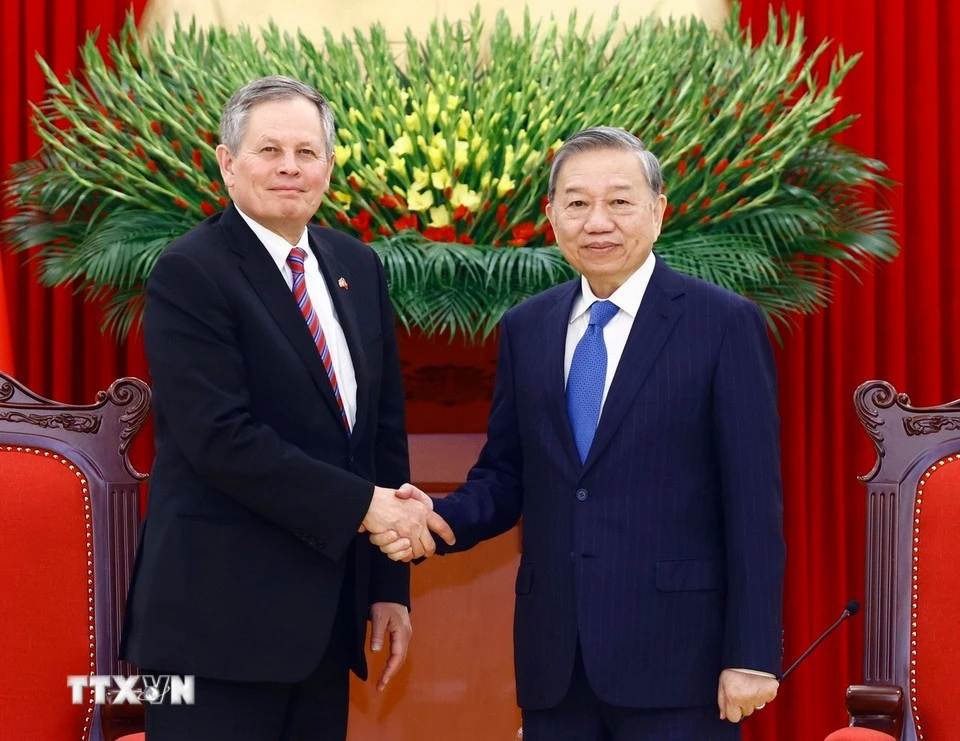 El secretario general del Partido Comunista de Vietnam, To Lam, recibió al senador Steve Daines del Partido Republicano en el Estado de Montana en marzo de 2025. (Fuente: VNA)