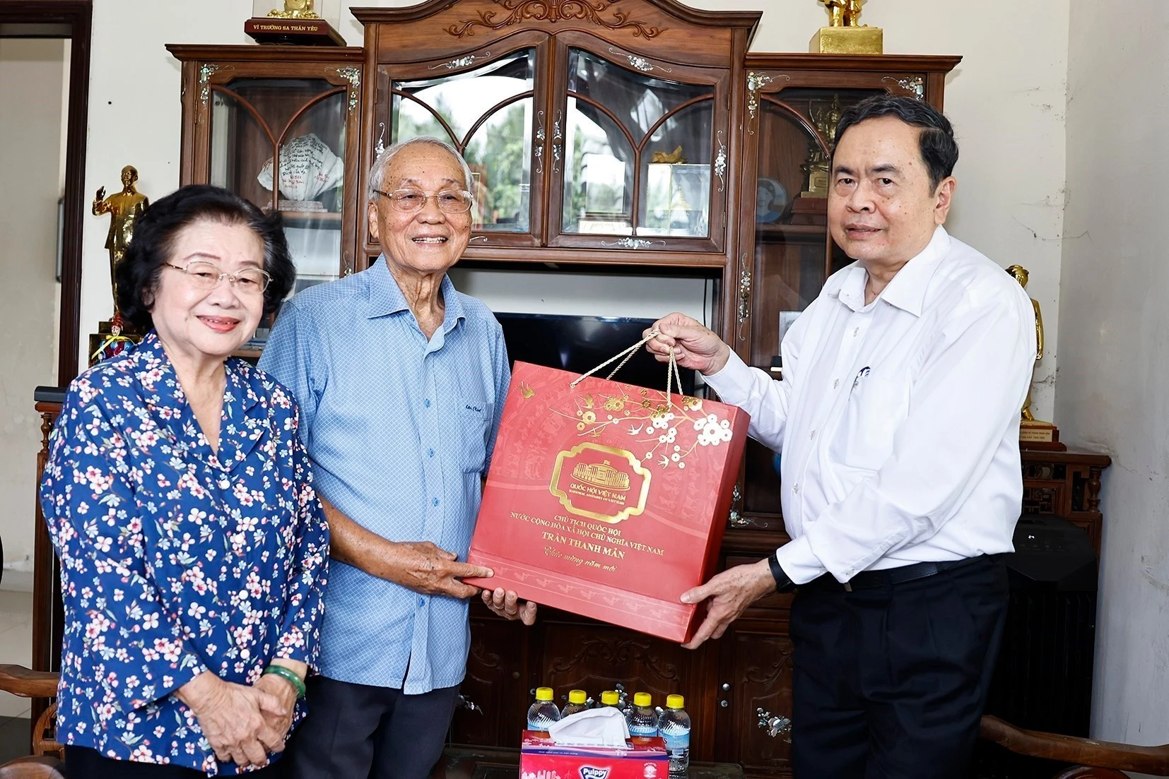 El presidente de la Asamblea Nacional (Parlamento) de Vietnam, Tran Thanh Man, visita la familia de Truong My Hoa, exvicepresidenta de la República y de la Asamblea Nacional. (Fuente: VNA)