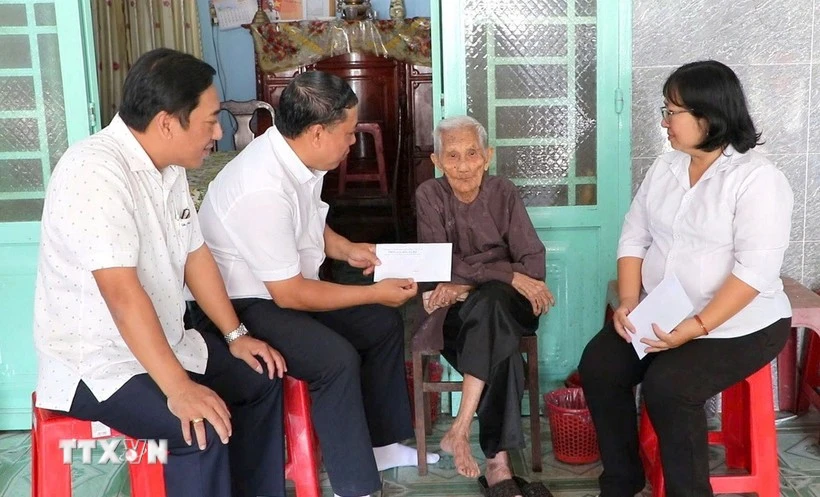 Las autoridades del distrito de Phu Loi, Ciudad Ho Chi Minh, entregan obsequios a los beneficiarios en sus hogares. (Foto: VNA)