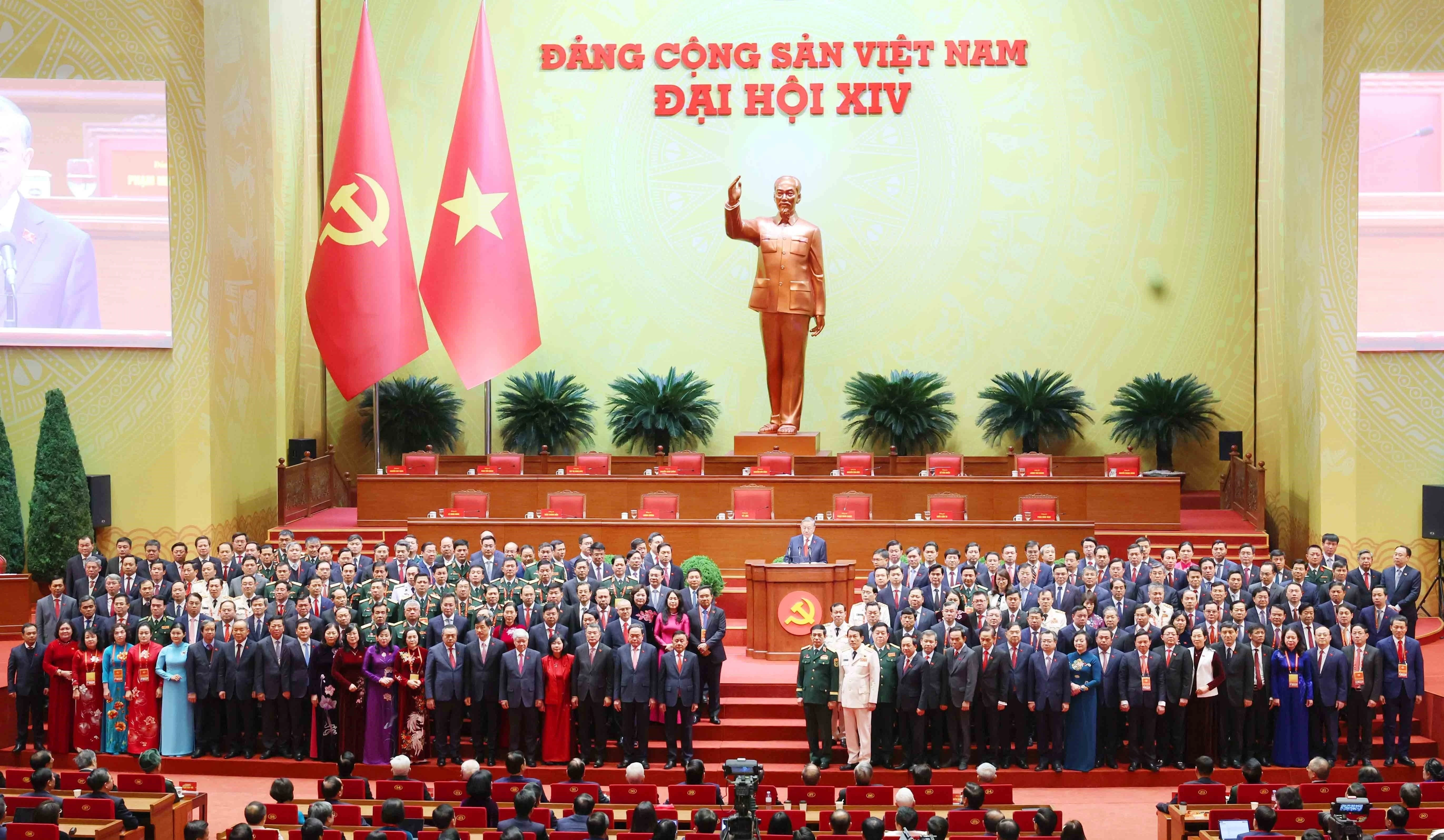 El Comité Central del Partido Comunista de Vietnam, XIV mandato, se presenta en el Congreso. (Foto: VNA)