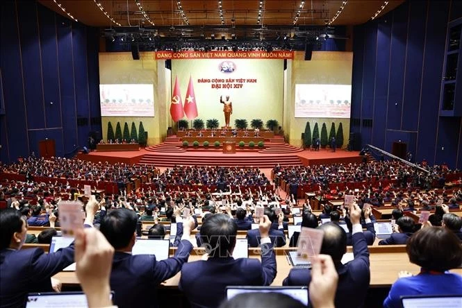 Delegados votan para aprobar la Resolución del XIV Congreso Nacional del Partido Comunista de Vietnam. (Foto: VNA)