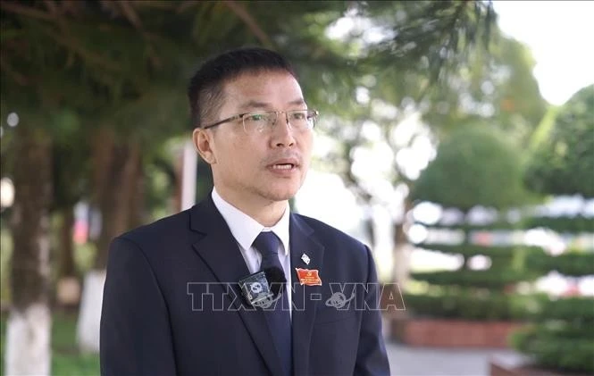 Phan Van Coc, secretario del Comité del Partido en la comuna de Hua Bum, provincia de Lai Chau, comenta sobre los borradores de documentos para la magna cita partidista (Foto: VNA)