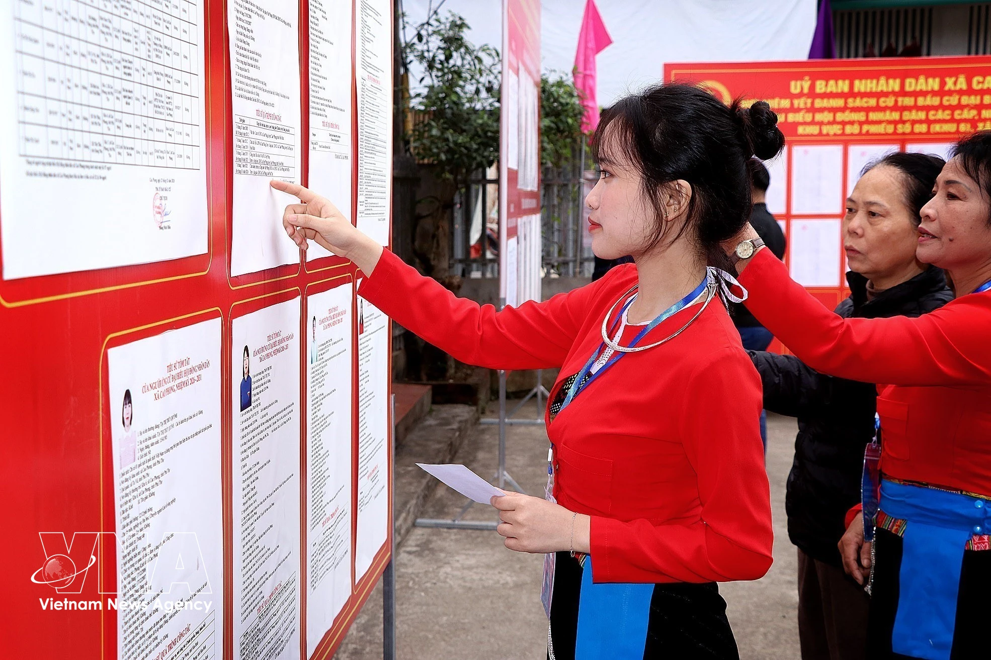 Los votantes de la minoría étnica Muong, que votan por primera vez, estudian detenidamente las biografías de sus candidatos. (Foto: VNA)