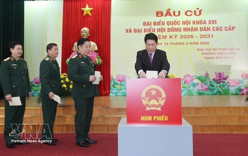 El presidente del Estado, Luong Cuong, y oficiales militares emitieron su voto en el colegio electoral número 26 del barrio de Hoan Kiem, en Hanoi, la mañana del 15 de marzo. (Foto: VNA)