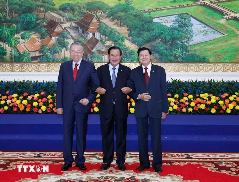 El secretario general del Partido Comunista de Vietnam (PCV), To Lam (izquierda), el presidente del Partido Popular de Camboya (PPC), Hun Sen (derecha), y el secretario general del Partido Revolucionario Popular de Laos (PPRL), Thongloun Sisoulith, en la reunión de alto nivel en Phnom Penh (Foto: VNA)