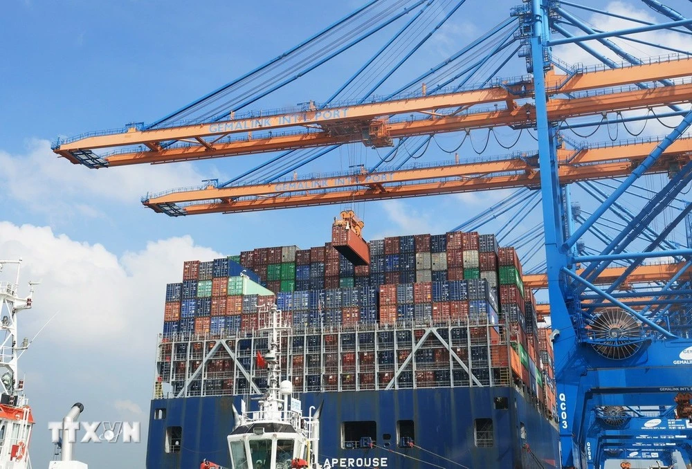 Descarga de contenedores en barcos en el Puerto Internacional Gemalink, ciudad de Phu My, provincia de Ba Ria-Vung Tau. (Foto: Hong Dat/VNA)