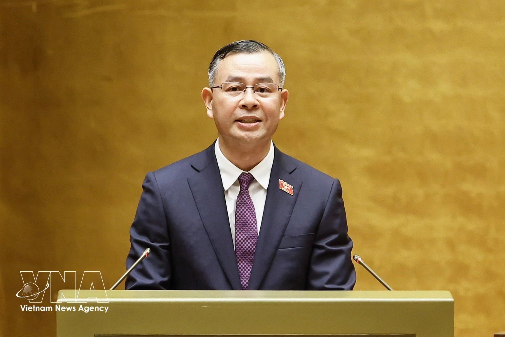 El ministro de Finanzas, Ngo Van Tuan, presenta el informe explicativo sobre la resolución de la Asamblea Nacional relativa a la política de inversión del Programa de Objetivo Nacional de Desarrollo Cultural y Social, Rural, de las Minorías Étnicas y de las Zonas Montañosas para 2026-2035. (Foto: VNA)