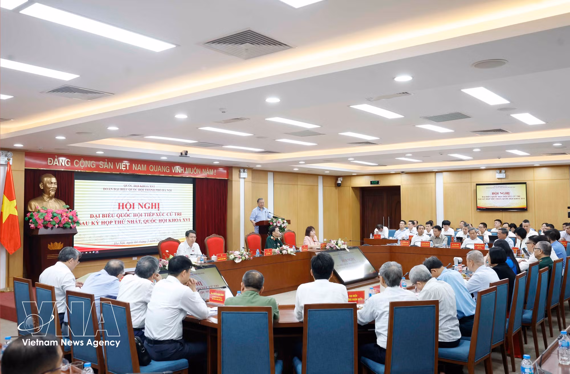 vnanet-tong-bi-thu-chu-tich-nuoc-to-lam-tiep-xuc-cu-tri-sau-ky-hop-thu-nhat-quoc-hoi-khoa-xvi-8739620.jpg