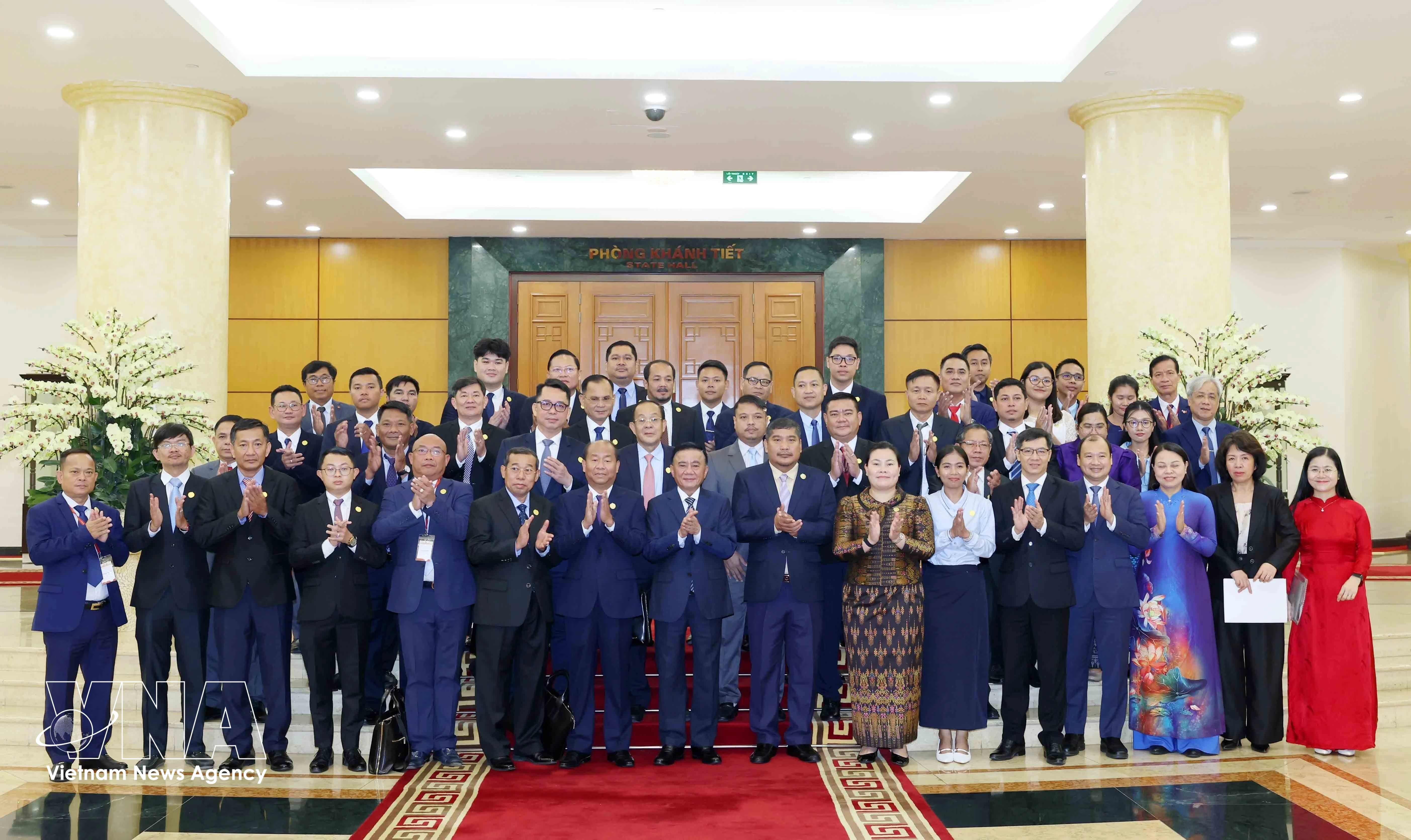 Tran Cam Tu y la delegación de jóvenes líderes del Partido Popular de Camboya (Foto: VNA)
