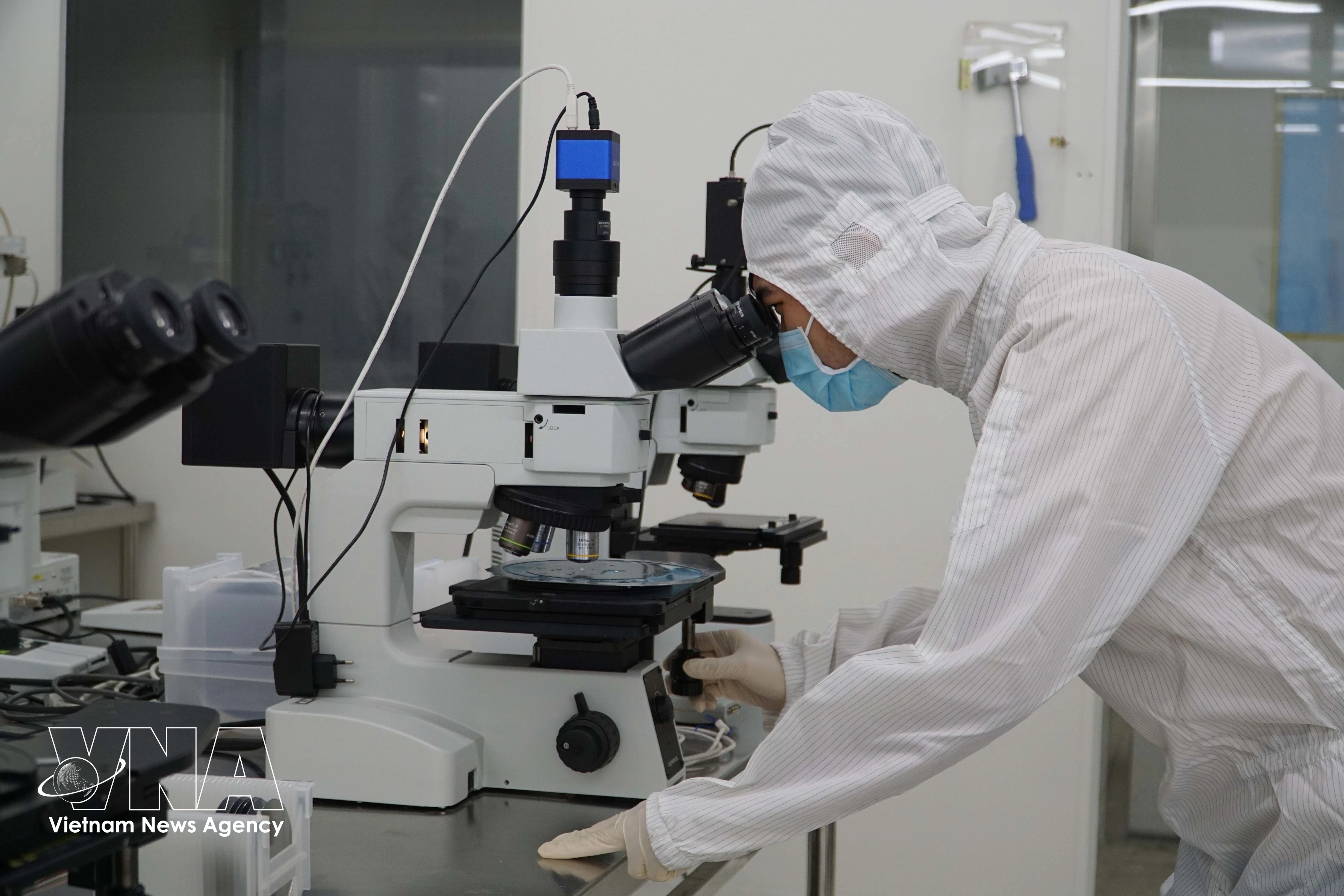 El laboratorio de tecnología de semiconductores del Centro de Investigación y Desarrollo del Parque de Alta Tecnología de Ciudad Ho Chi Minh está equipado con modernas instalaciones. (Foto: VNA)