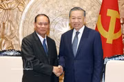 El secretario general del Partido Comunista y presidente de Vietnam, To Lam (derecha), recibe a Vilay Lakhamphong, miembro del Buró Político e integrante permanente del Secretariado del Comité Central del Partido Popular Revolucionario de Laos. (Foto: VNA)