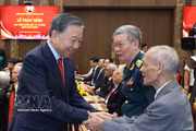 El secretario general del Partido Comunista de Vietnam y presidente de la República, To Lam, saluda a los veteranos militantes de Hanoi. (Foto: VNA)
