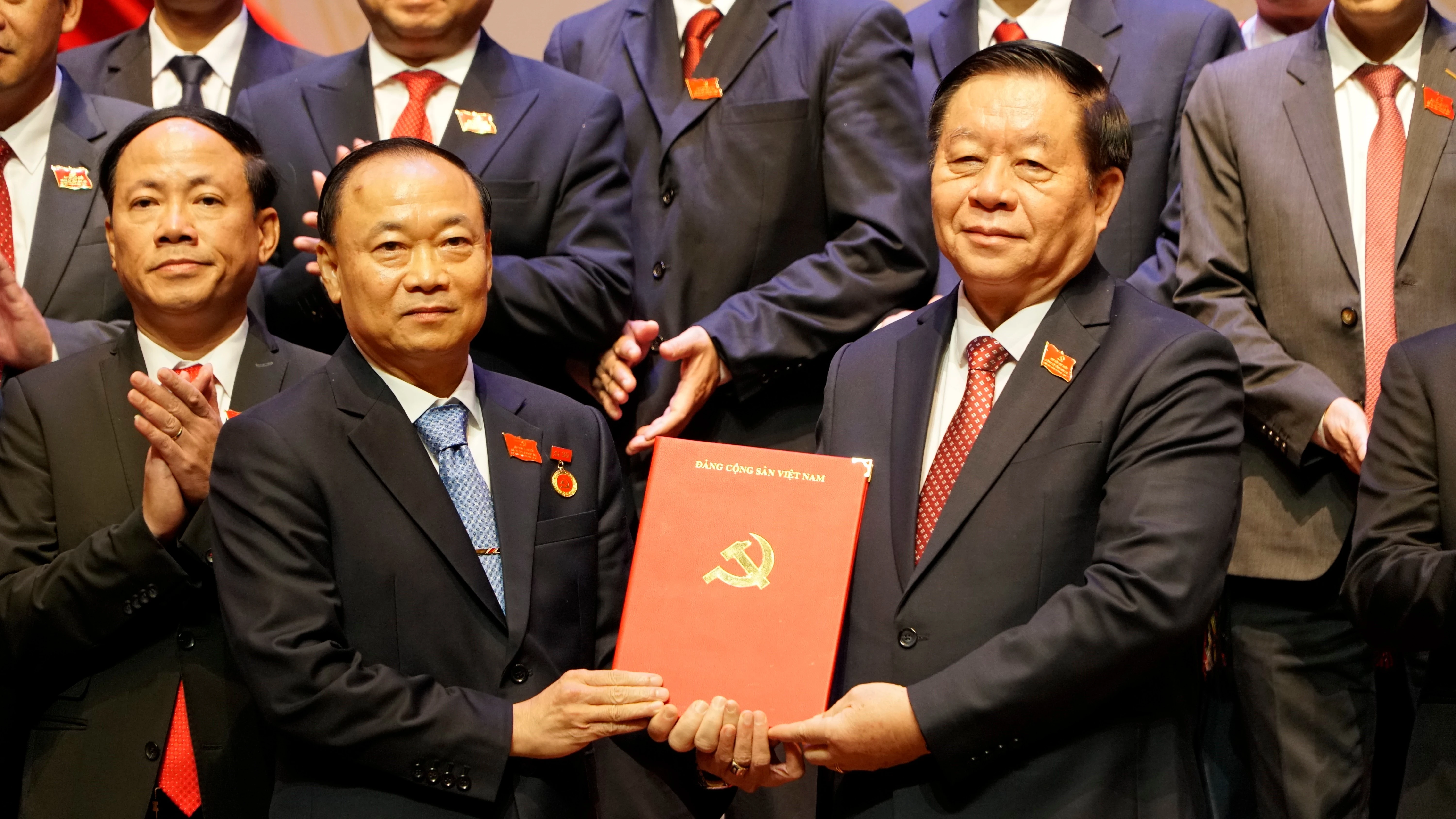 El miembro del Buró Político, secretario del Comité Central del PCV y jefe de su Comisión de Propaganda, Educación y Movilización de Masas, Nguyen Trong Nghia, entrega la decisión de nombrar al camarada Thai Dai Ngoc como secretario del Comité del Partido de Gia Lai para el mandato 2025-2030. (Foto: VNA)