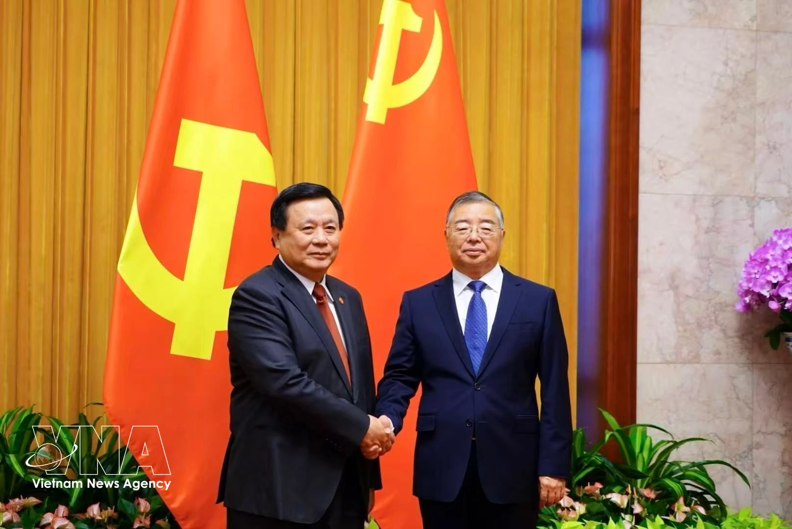 Nguyen Xuan Thang, presidente del Consejo Teórico Central y subjefe del Comité Directivo para el balance de los 100 años de liderazgo del PCV en la Revolución vietnamita y los 40 años de implementación de la Plataforma para la construcción nacional en el período de transición al socialismo, y Li Shulei, miembro del Buró Político, integrante del Secretariado del Comité Central del PCCh y jefe de su Departamento de Publicidad. (Foto: VNA)
