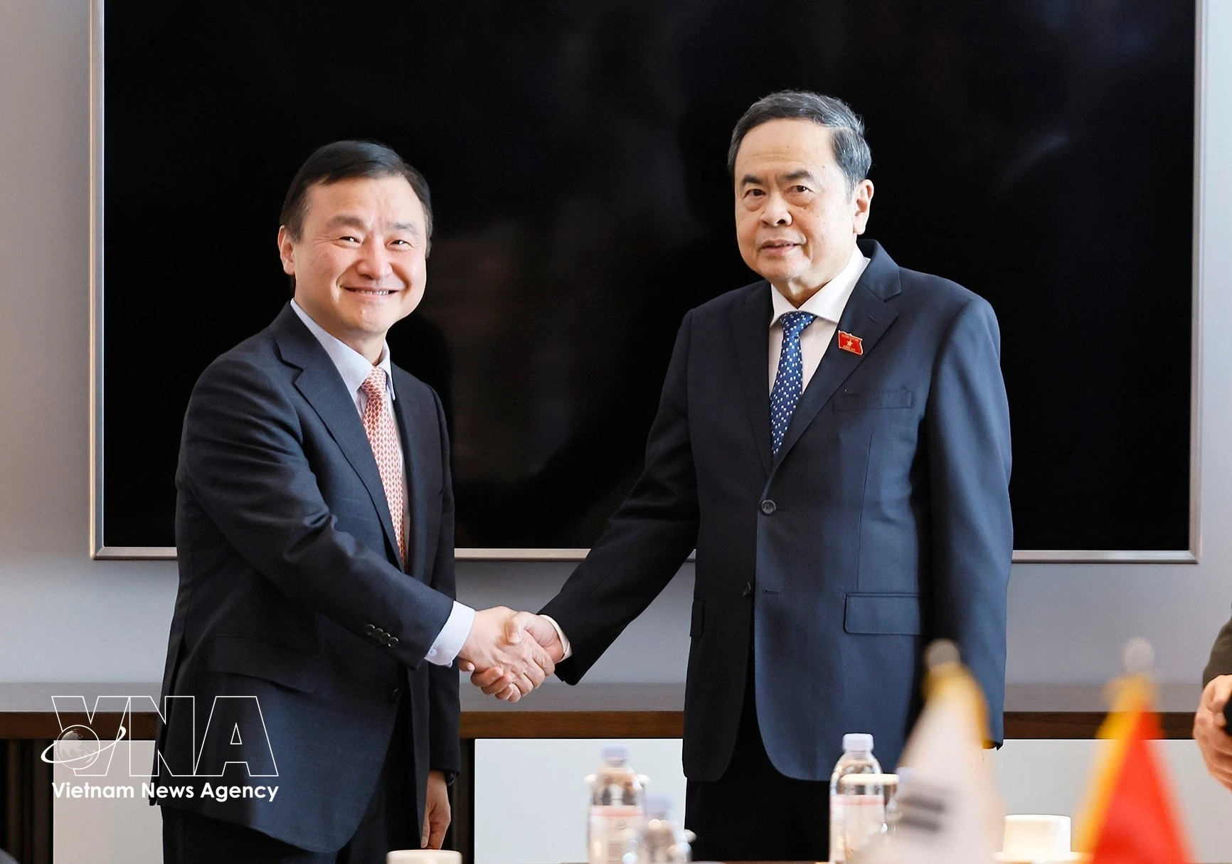 El presidente de la Asamblea Nacional de Vietnam, Tran Thanh Man (derecha), recibe a Roh Tae Moon, director ejecutivo de Samsung Electronics. (Foto: VNA)