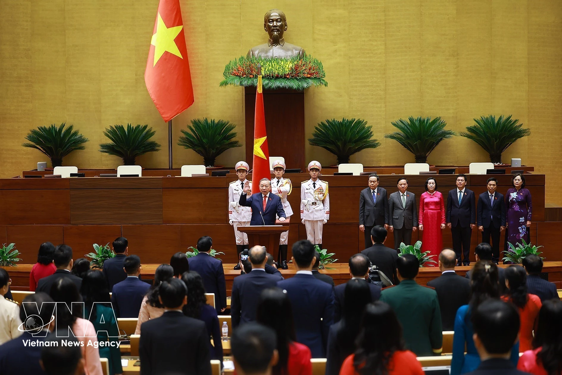 El secretario general del PCV y presidente de Vietnam, To Lam, presta juramento (Foto: VNA)