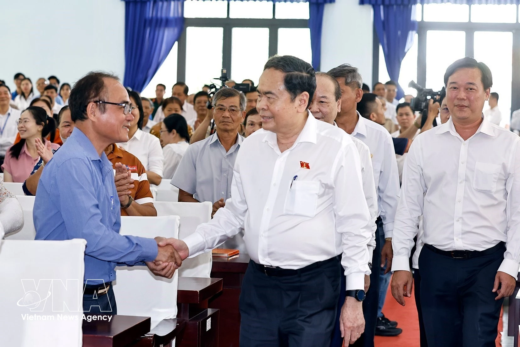 El presidente de la Asamblea Nacional de Vietnam, Tran Thanh Man, (en el centro) y votantes de la comuna de Tan An Hoi. (Fuente: VNA)