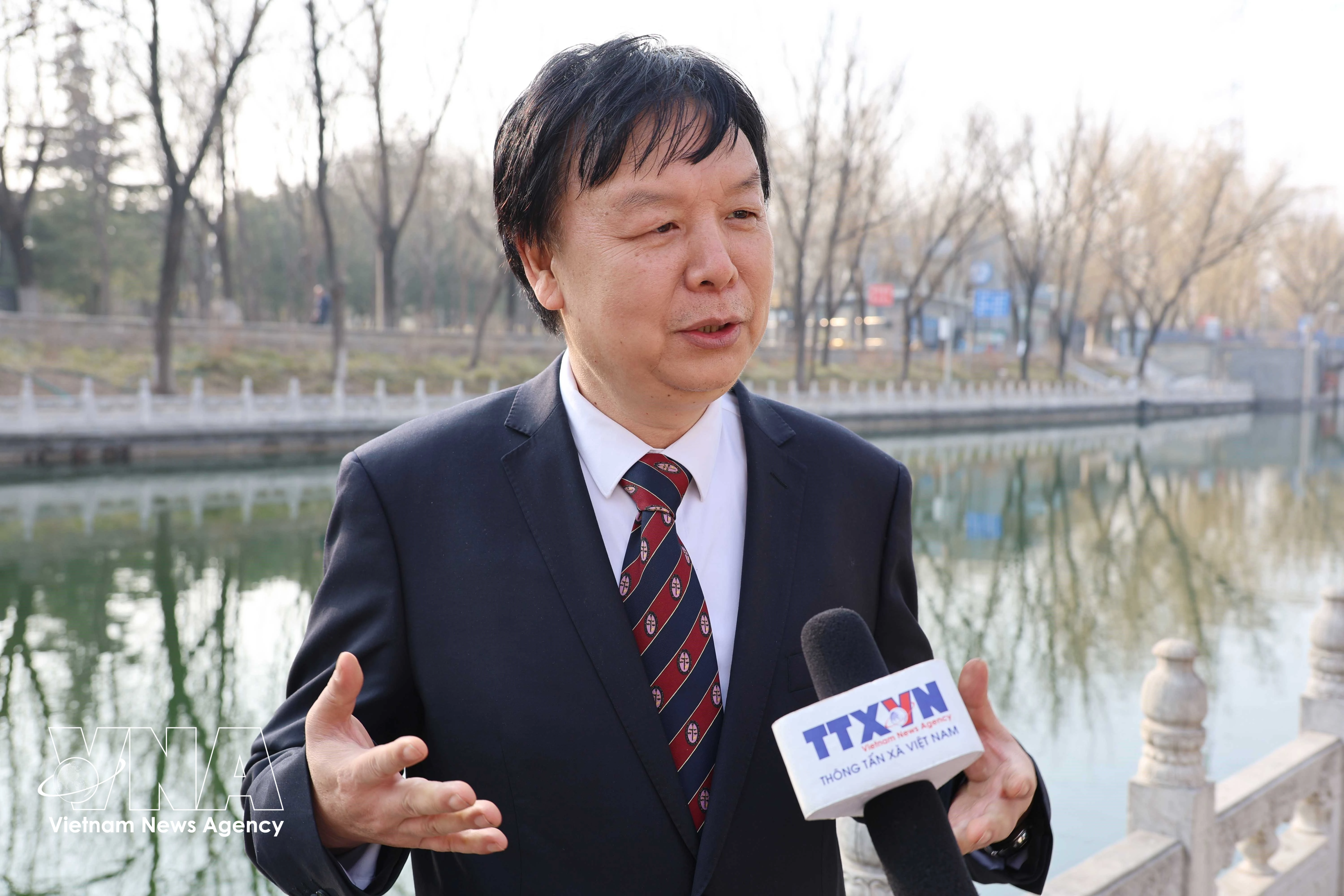 El profesor Mi Liang, director del Centro de Estudios del Sudeste Asiático de la Universidad de Estudios Extranjeros de Beijing, en la entrevista. (Fuente: VNA)