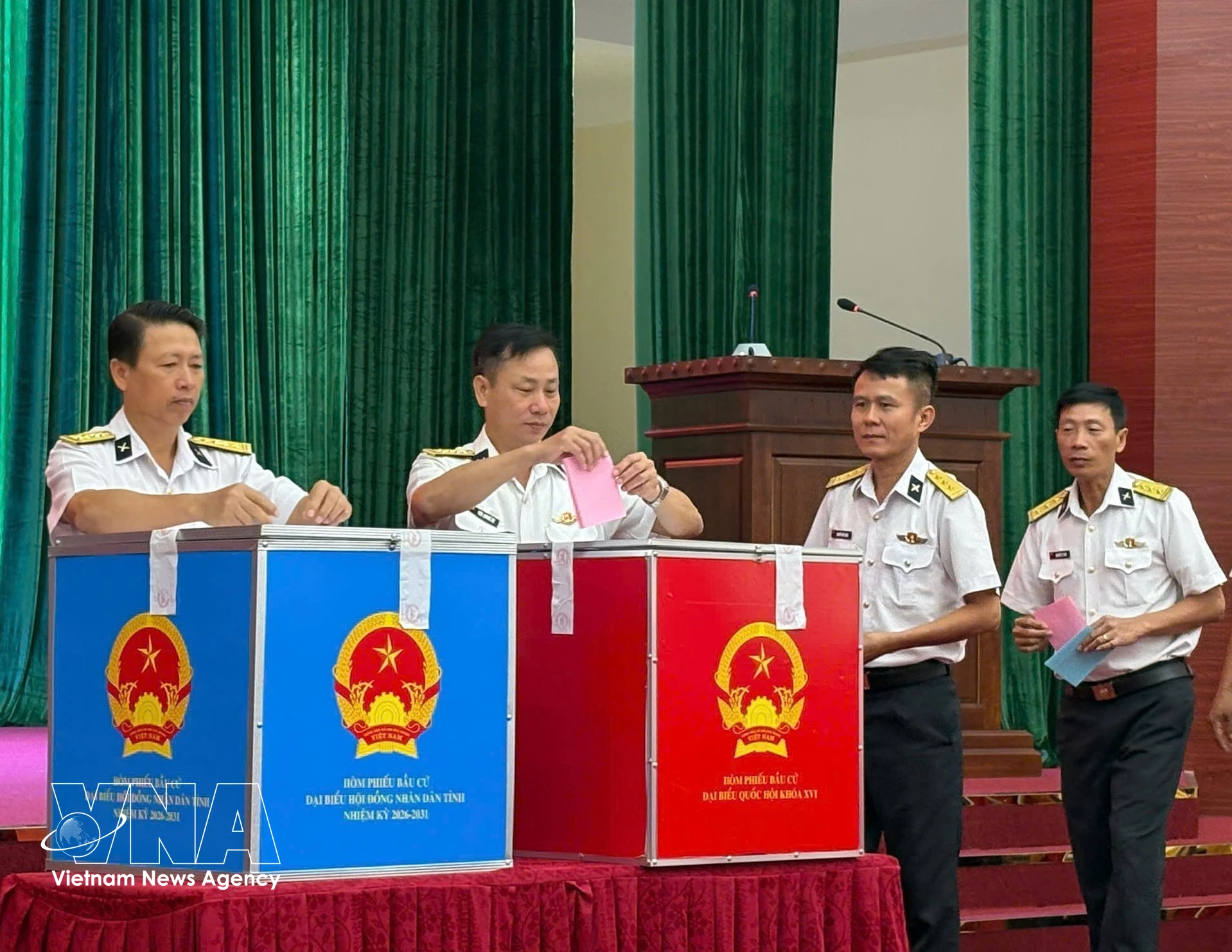 En el colegio electoral n.º 20, Brigada 957, Región 4 de la Armada (con base en la provincia de Khanh Hoa). (Foto: VNA)