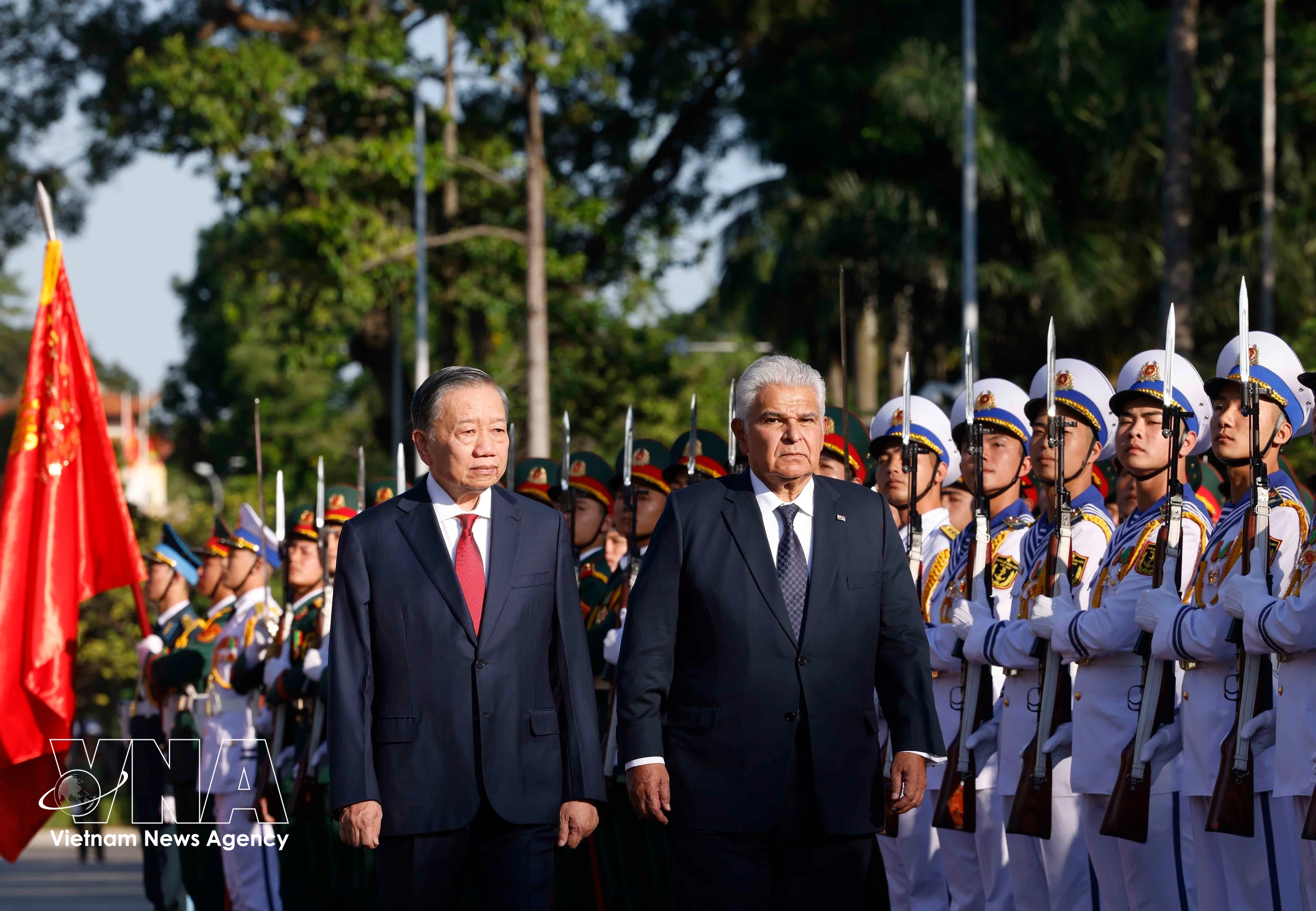 El secretario general del Partido Comunista y presidente de Vietnam, To Lam, y el presidente de Panamá, José Raúl Mulino, pasan revista a la guardia de honor. (Foto: VNA)