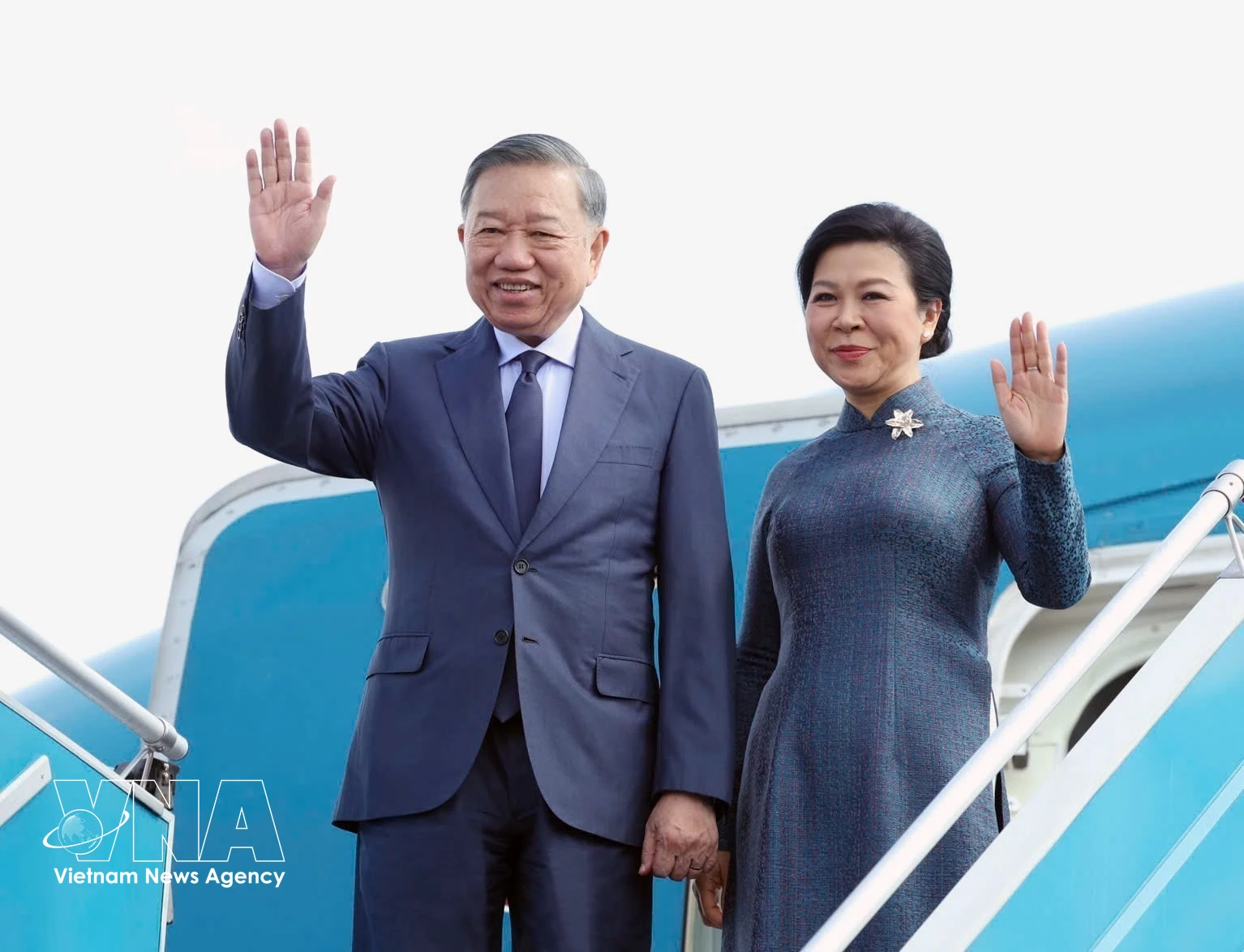 El secretario general del Partido Comunista de Vietnam y presidente del Estado, To Lam, acompañado de su esposa, Ngo Phuong Ly, parte de Hanoi para realizar visitas a Rusia y Francia. Foto: VNA