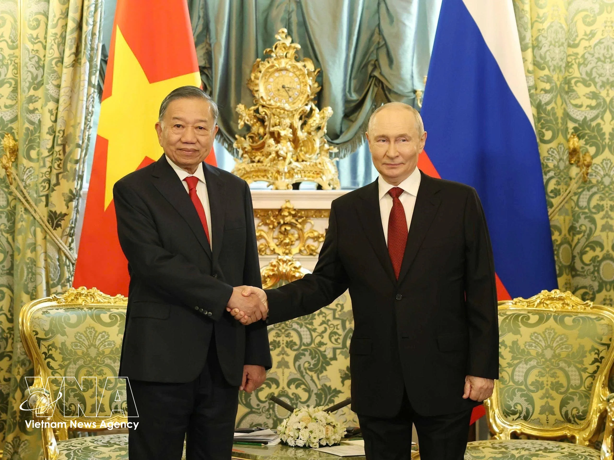 El secretario general del Partido y presidente de Vietnam, To Lam y el presidente ruso, Vladimir Putin, posan para una foto conjunta antes de las conversaciones. Foto: Thong Nhat/VNA