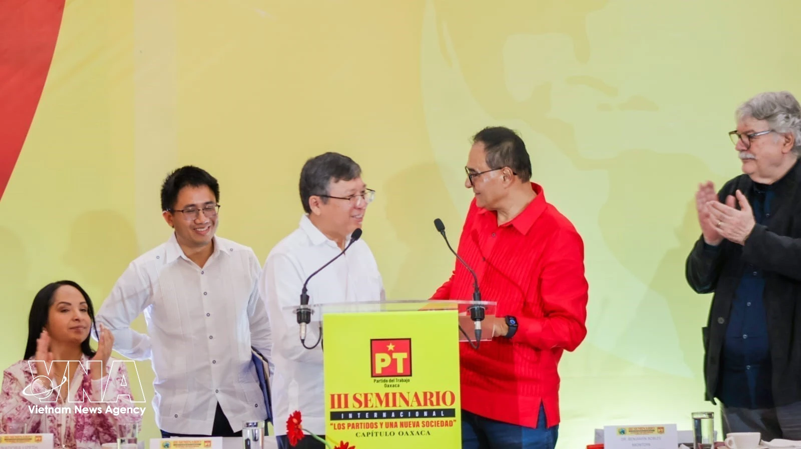 Benjamín Robles Montoya, integrante de la dirección nacional y Comisionado Político Nacional del Partido del Trabajo (PT) en el estado de Oaxaca, felicita al embajador de Vietnam en México, Nguyen Van Hai, por su discurso. (Foto: VNA)