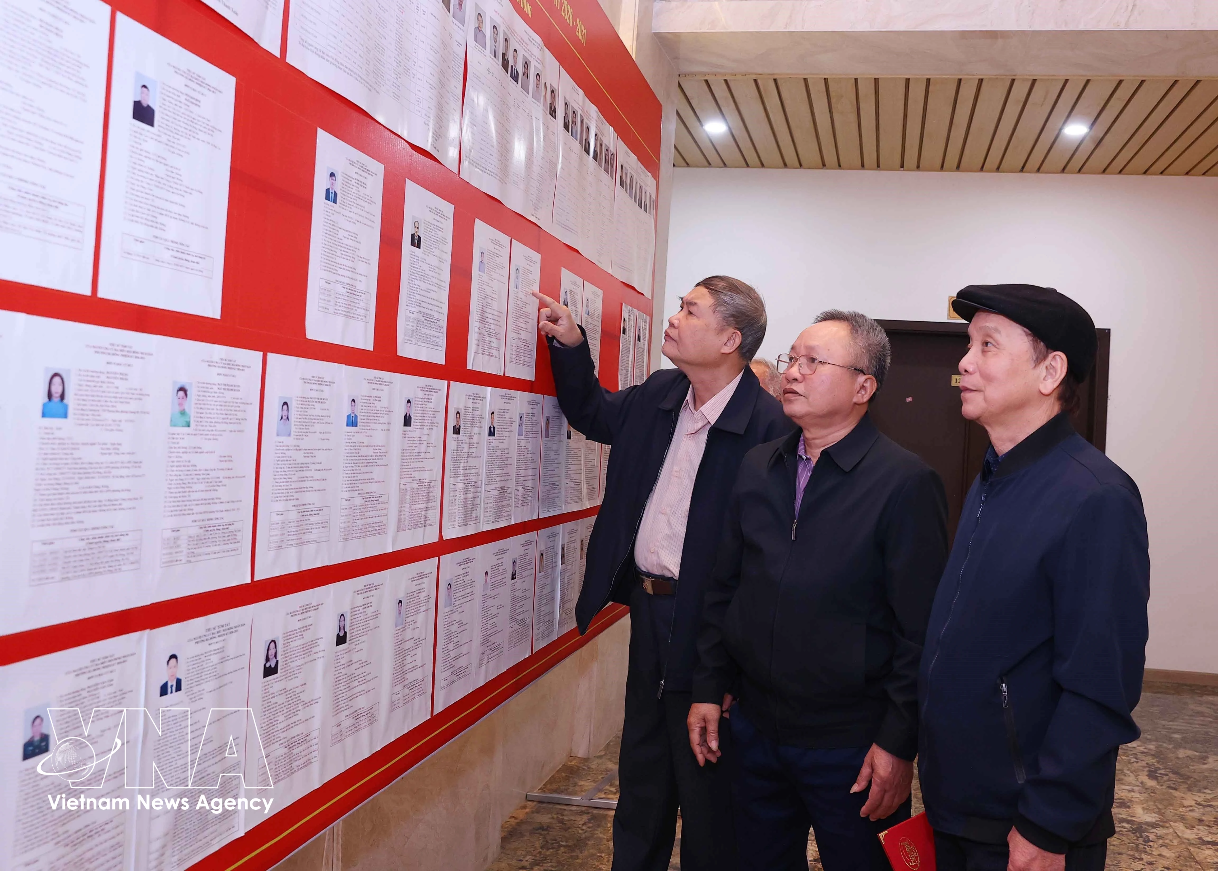 Votantes leen biografias de los candidatos. (Foto: VNA)