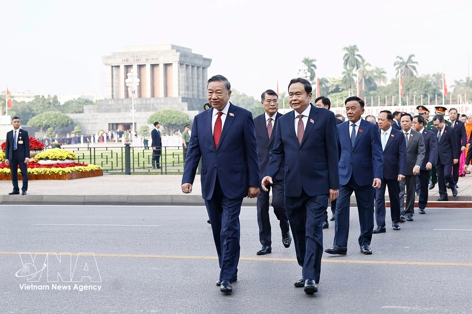 El secretario general del Partido Comunista de Vietnam y presidente del Estado, To Lam, junto con otros dirigentes del Partido y del Estado y diputados de la Asamblea Nacional, depositan ofrendas florales y rinden homenaje al Presidente Ho Chi Minh en su Mausoleo. Foto: Doan Tan – VNA.
