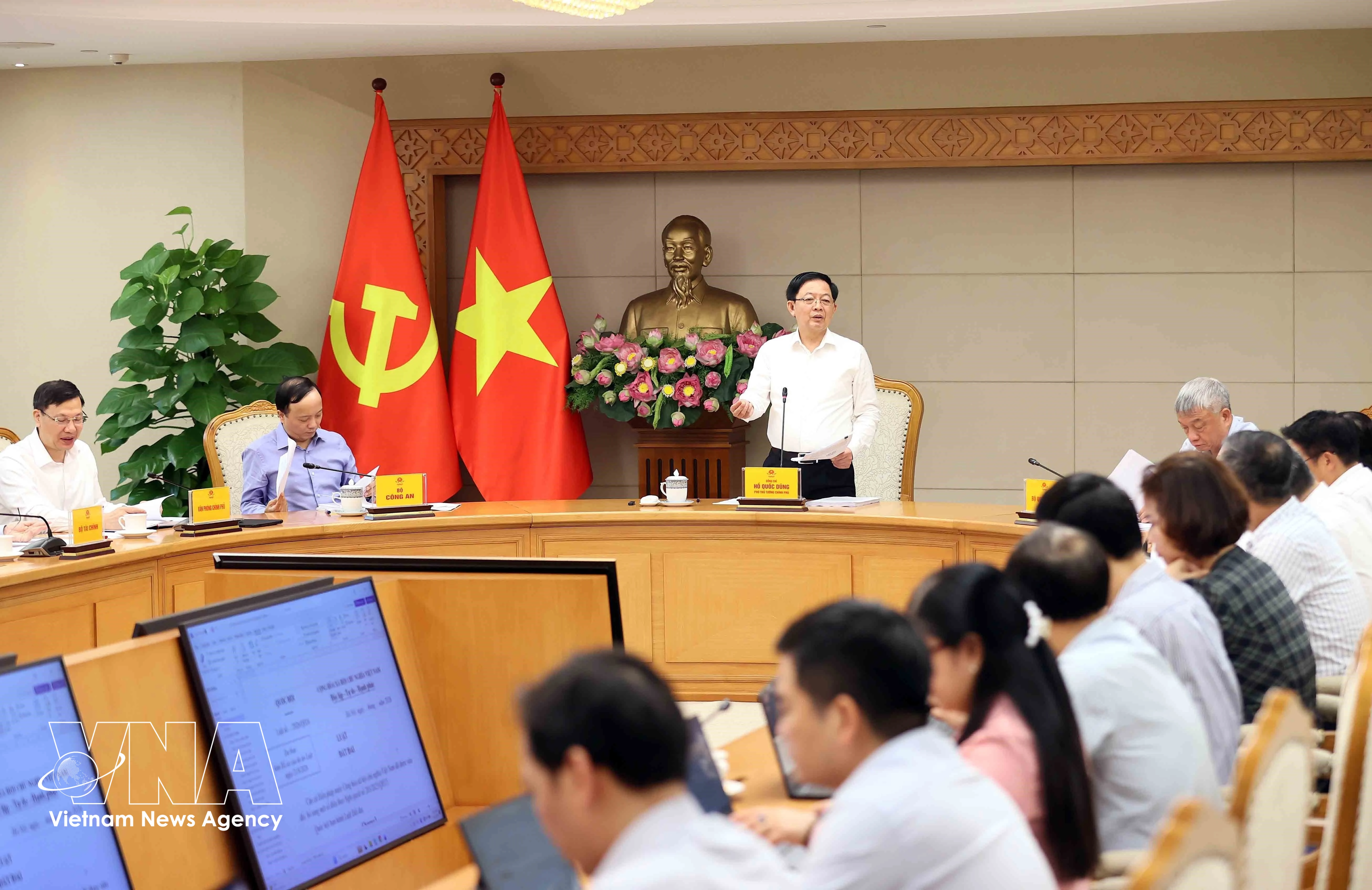 El viceprimer ministro vietnamita Ho Quoc Dung preside la reunión. Foto: VNA