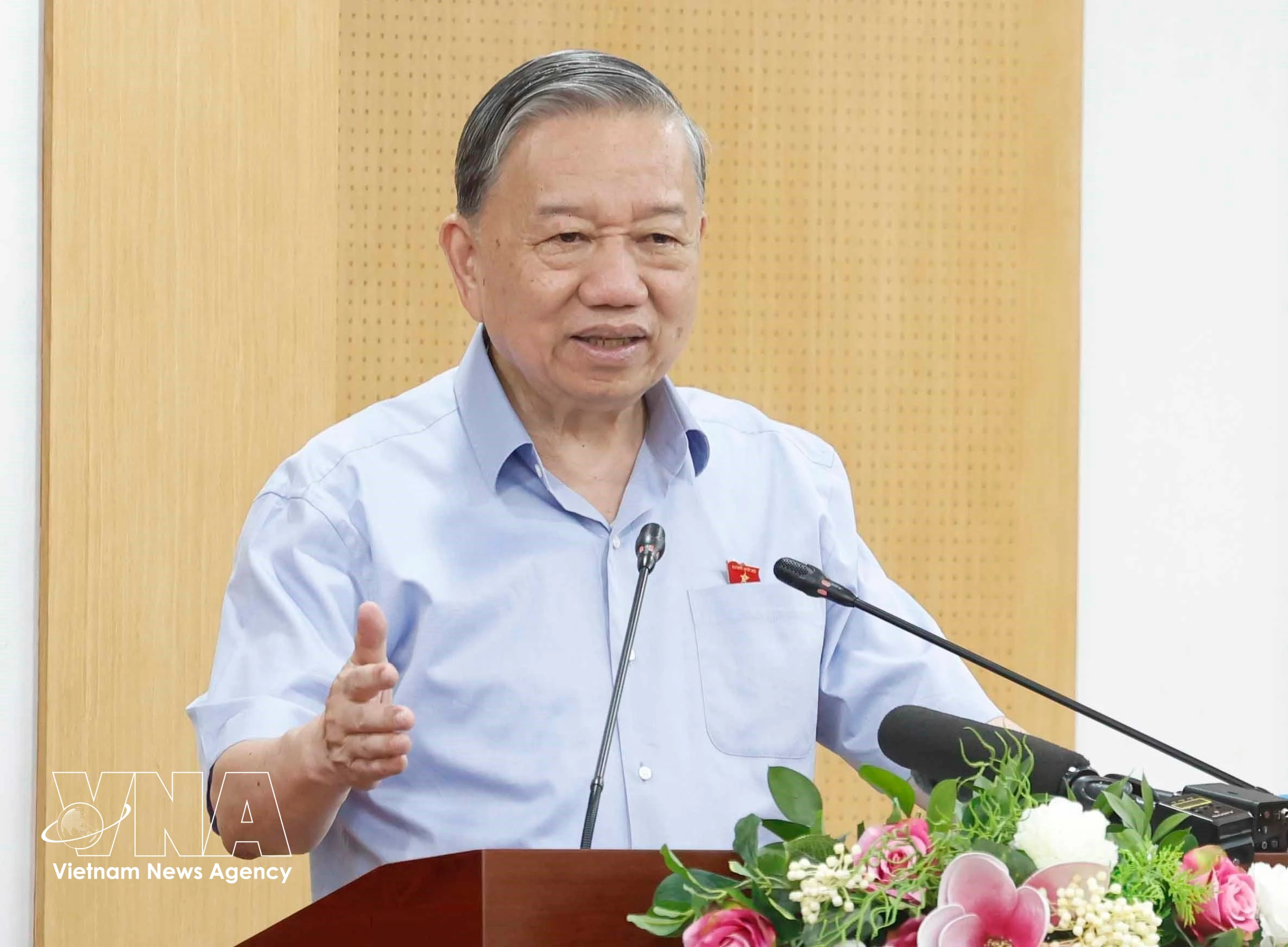 El secretario general del Partido Comunista y presidente de Vietnam, To Lam, habla en el encuentro con los votantes. (Foto: VNA)